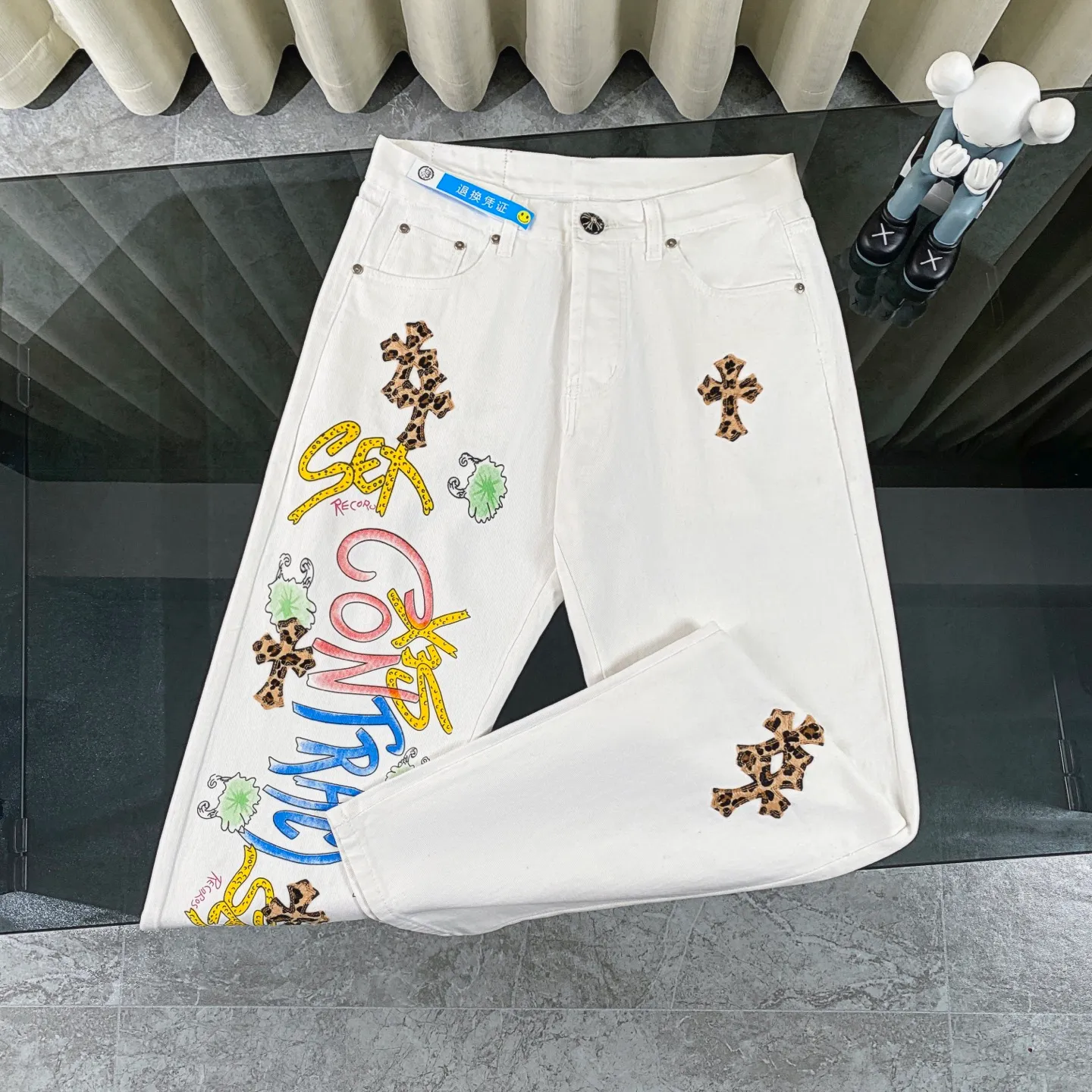 P240 CH Chromehearts Mattyboy graffiti painted leopard print cross patch leather white jeans, price 34W level, patchwork cross pattern embellishment, washed jeans! ! An absolutely high-end luxury product, a 1.9W-level god-level single product, a super popular product, made by top heavy industry, a magic weapon that cannot be missed! [About Zangyin] This is an extremely luxurious fashion brand that can also be called the aristocracy of the high street. It has always been an exclusive brand for some hipsters or rich second generations. Compared with ordinary high streets, it is more luxurious and noble. Compared with luxury brands, it is more fashionable and individual. It has always been a brand that I have a special liking for. [Top heavy industry fashion design] Consistently high-street luxury style. Speaking of this style, the Zangyin family and GU family are definitely the leading representative brands. Especially the Zangyin family has really achieved a state-of-the-art effect in creating high-street style. The unique washed material is used to create this style. The color system is already quite eye-catching. After it is decorated with patchwork cross flowers, it cleverly highlights the charm of the brand. Secondly, this style uses classic The high-waist cutting design highlights the long legs and fashionable temperament of the upper body. The brand is highly recognizable and the slim fit configuration is more suitable for daily wear. It is a product that interprets personality, fashion, and specifications at a glance. This single product is enough to make any fan excited. It can be a white T-shirt for a youthful college style, or a tight suspender for a royal style. It has strong matching ability and can be easily controlled by men.  [Materials and craftsmanship] Needless to say, this point goes without saying. As an excellent craftsman brand, Zangyin’s requirements for details and craftsmanship are really perfect. The washed color of this model has gone through so many processes, not to mention the embellishment of denim appliques. It is also purely hand-made and sewn. Just like what they believe in, only hand-made things have soul and have the meaning of wear. A top-notch heavy-duty fashionable denim item, I look forward to your perfect interpretation! !  Color: white Size: 28-34